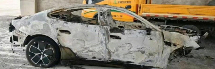 中 샤오미 전기차 충돌 후 화재…20대 여성 3명 사망