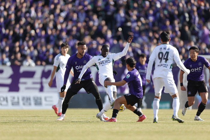 닥공부활→수비축구→37일 만의 승리, 결국 현실타협? 포옛 변신 어떻게 …