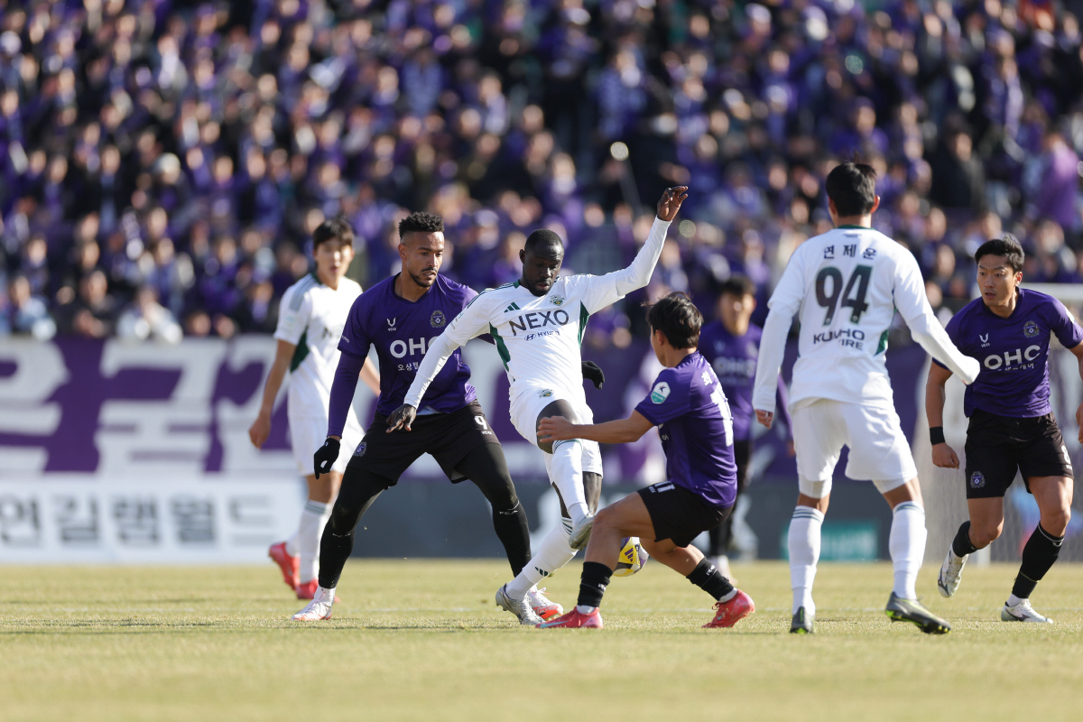 닥공부활→수비축구→37일 만의 승리, 결국 현실타협? 포옛 변신 어떻게 …