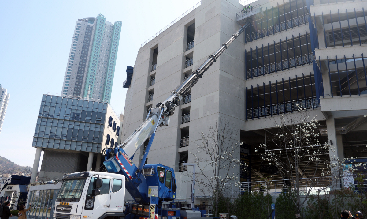 '비극적인 사망 사고' NC파크에 설치된 루버는 231개, 정밀 안전 진…