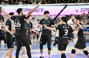 '구단 최초 트레블 역사' 73.6% 잡았다…'레오-허수봉 폭격' 현대캐피탈, 대한항공 상대 챔프전 기선제압 [천안 리뷰]