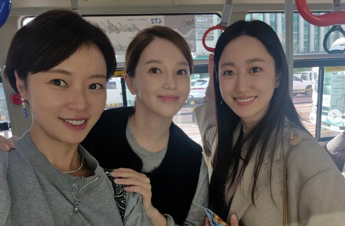 황정음→아유미, 마스크+모자 없이 버스 타는 여배우..다 알아볼텐데 털털