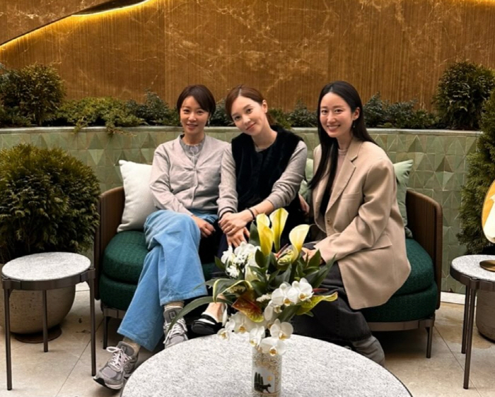 황정음→아유미, 마스크+모자 없이 버스 타는 여배우..다 알아볼텐데 털털