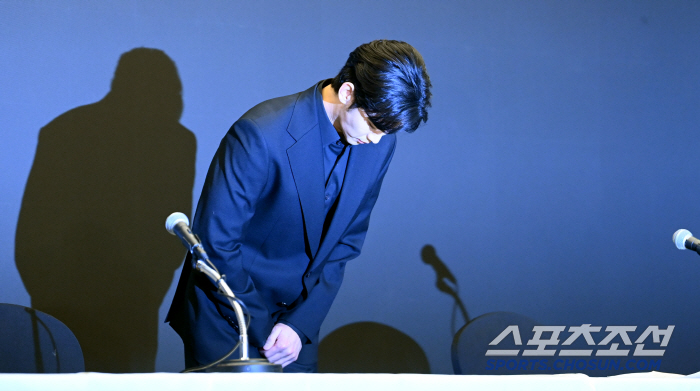 "김수현, 미성년 시절 교제맞다" 故김새론 친구 8명 등판..진실공방 2…