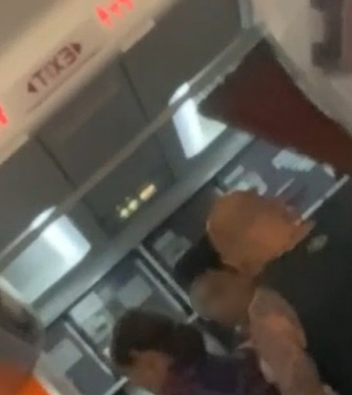 비행기 비상구 개방 시도 여성…"좌석 불만 때문" 이륙 1시간 만에 회항