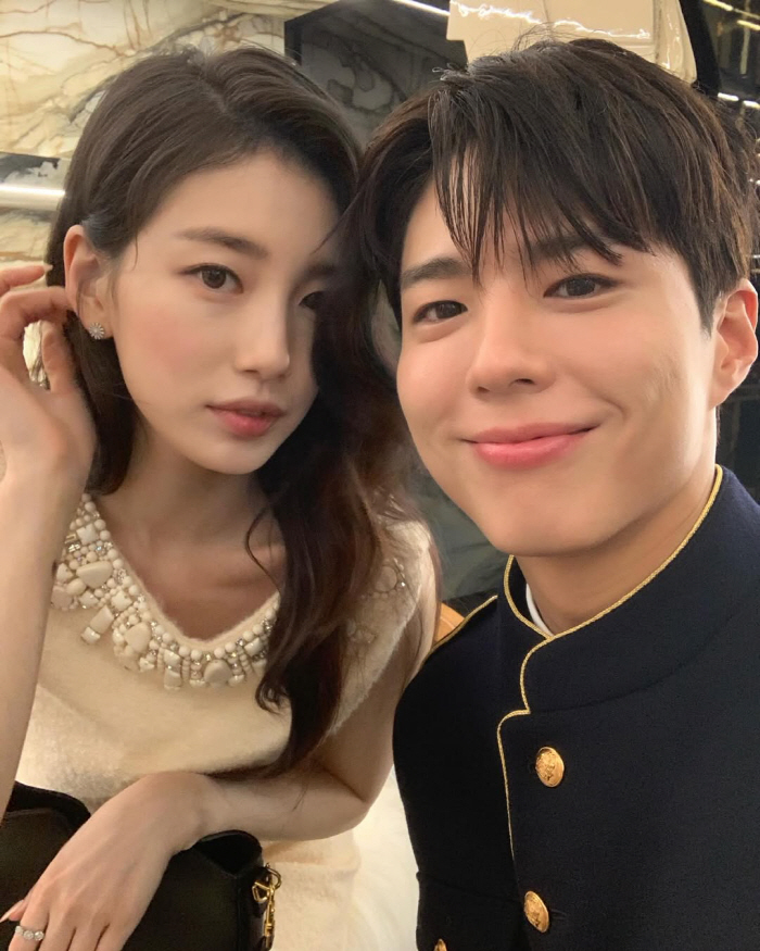 박보검X수지, 또 열애설 날라...다정 포즈 속 여전한 '커플 케미'