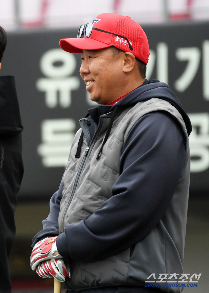 '오랜만에 웃어보네요' 마음고생 심한 이범호 감독 위로한 두 선배...'…