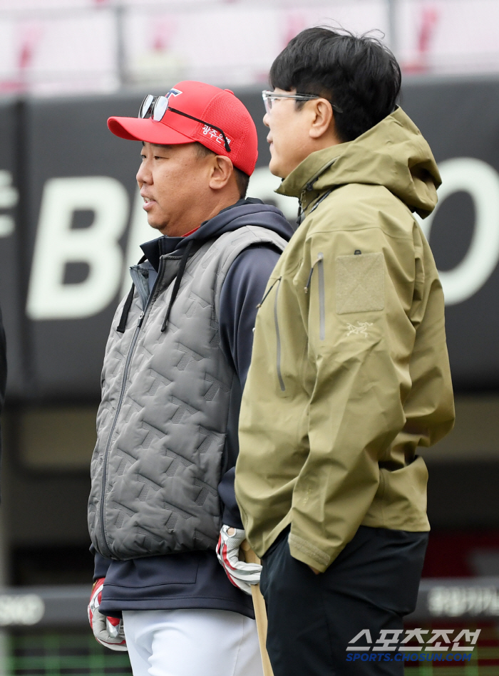 '오랜만에 웃어보네요' 마음고생 심한 이범호 감독 위로한 두 선배...'…
