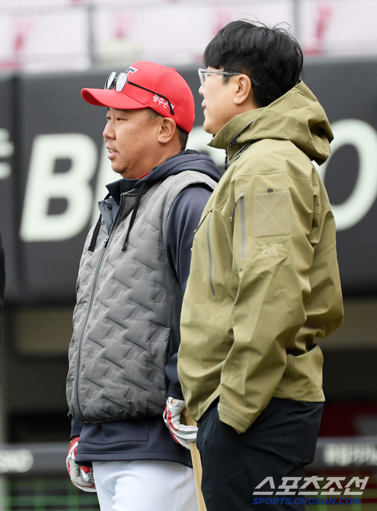'오랜만에 웃어보네요' 마음고생 심한 이범호 감독 위로한 두 선배...'…