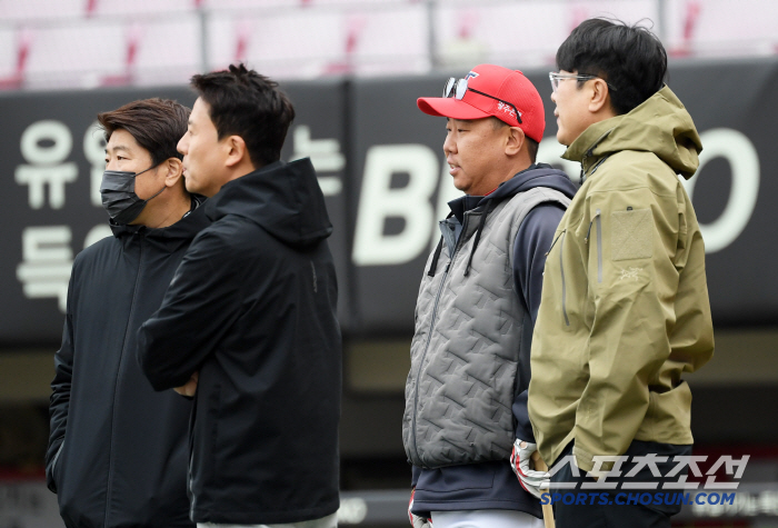 '오랜만에 웃어보네요' 마음고생 심한 이범호 감독 위로한 두 선배...'…