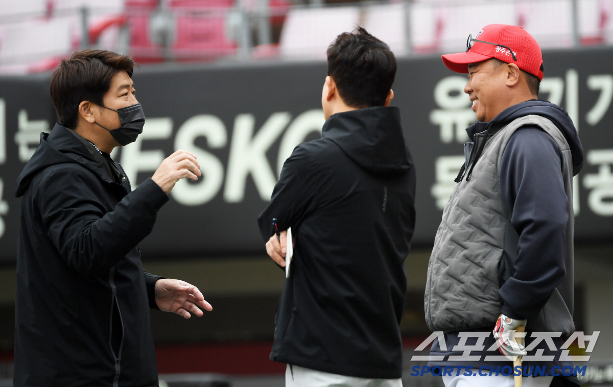 '오랜만에 웃어보네요' 마음고생 심한 이범호 감독 위로한 두 선배...'…