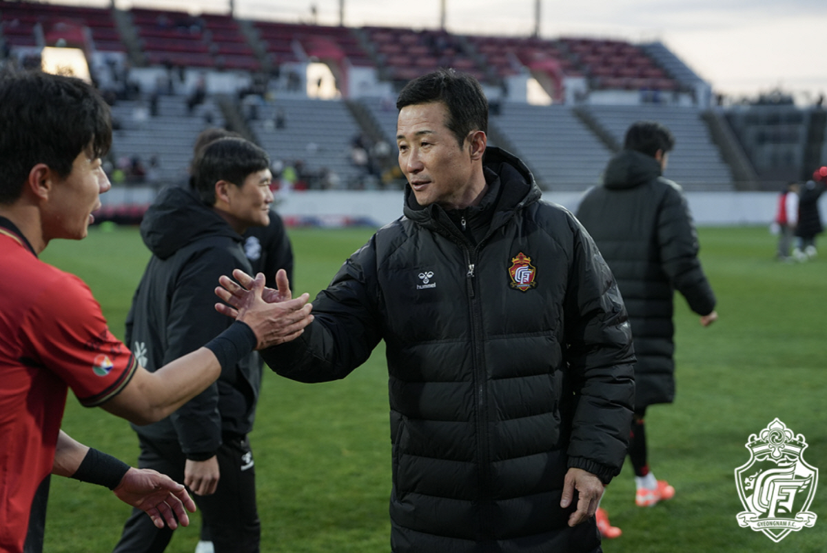 "다크호스 3-0 제압" '무패행진' 이을용 경남FC 감독 "4월 중요……