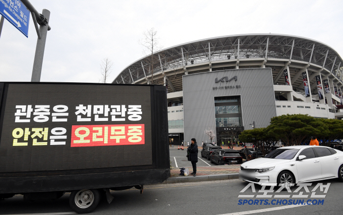 '모두가 한마음으로 희생자 추모' 응원 없이 근조리본 달고 뛴 KIA-삼…