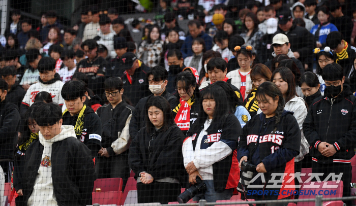 '모두가 한마음으로 희생자 추모' 응원 없이 근조리본 달고 뛴 KIA-삼…