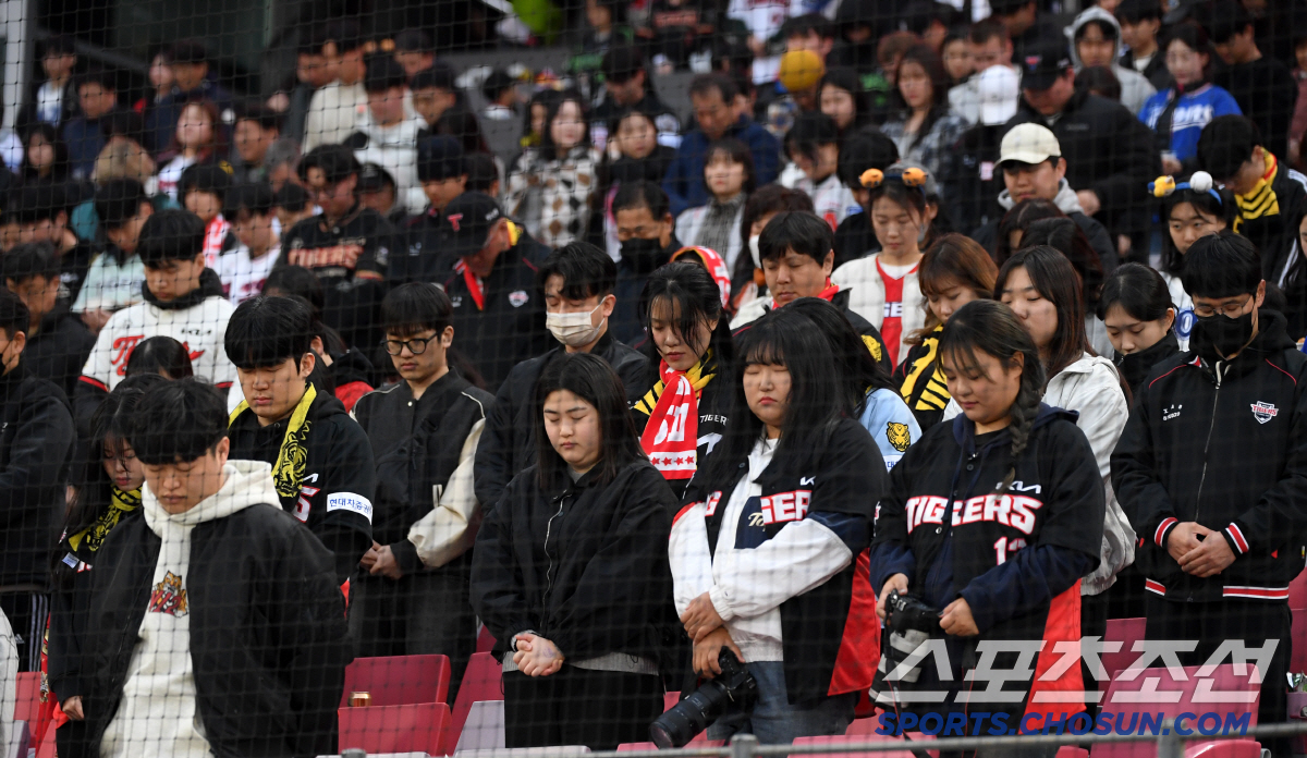 '모두가 한마음으로 희생자 추모' 응원 없이 근조리본 달고 뛴 KIA-삼…