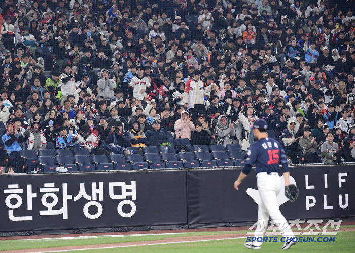 '류현진표' 체인지업은 딱 4구뿐…"첫 타자에 11구, 힘이 쫙 빠졌다" 기립박수 쏟아진 첫승, 김진욱이 웃었다 [인터뷰]