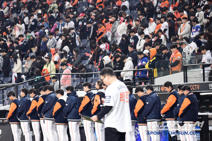 '창원 사고 애도 첫날' 분위기 어땠나? 경기전 묵념→응원 대신 탄성…'동병상련' 야구팬들의 마음 [대전스케치]