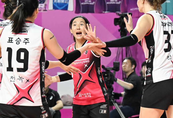 31세 베테랑의 '진통제 투혼', 김연경의 '압도적 강함' 앞에서 무너지다