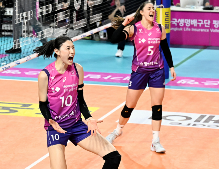 31세 베테랑의 '진통제 투혼', 김연경의 '압도적 강함' 앞에서 무너지…