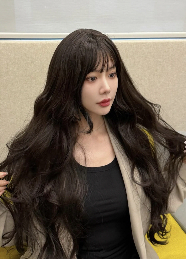 [SCin스타] 클라라, 똑단발에서 롱헤어로..인형이야? 사람이야?