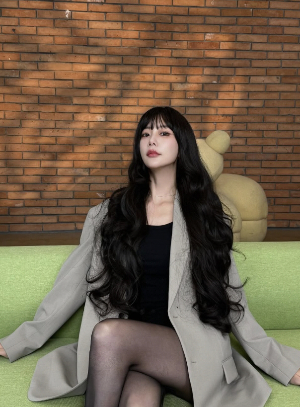 [SCin스타] 클라라, 똑단발에서 롱헤어로..인형이야? 사람이야?