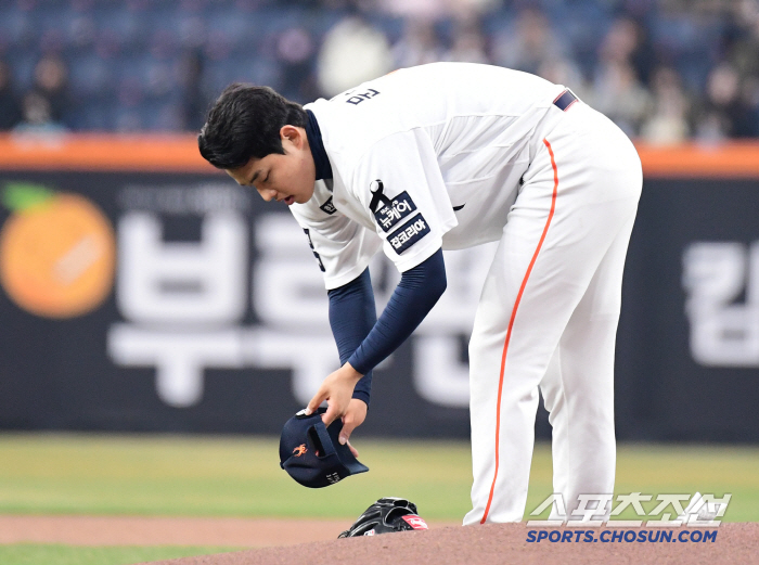 너무 추웠나? 157㎞ 광속구, 롯데 방망이에 안 먹혔다…문동주, 신구장 첫 등판서 '2이닝' 패전 [대전리포트]