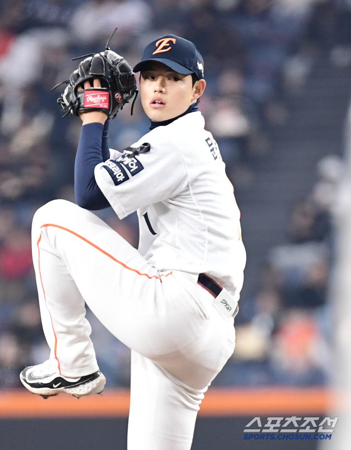너무 추웠나? 157㎞ 광속구, 롯데 방망이에 안 먹혔다…문동주, 신구장…