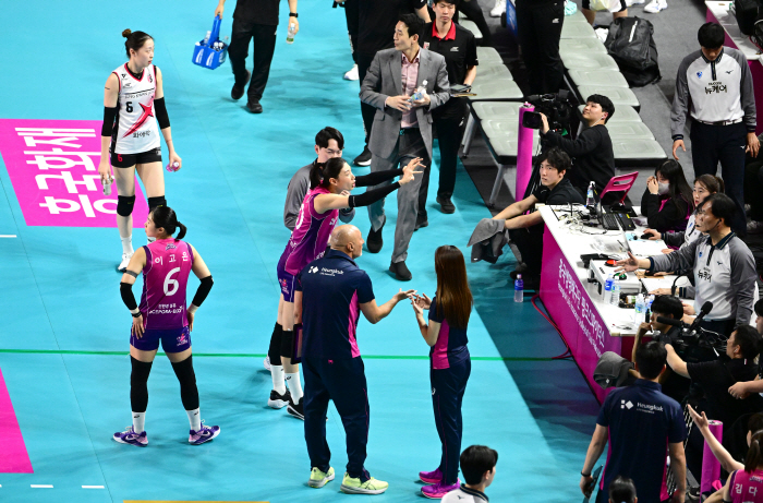'발끈' 김연경 강력 항의! 명백하게 넘었는데.. → 왜 김연경·아본단자…
