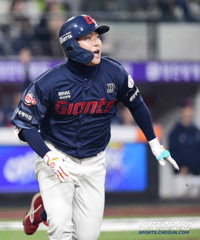 202안타 외인 부활! 침묵 깨고 결승타 포함 3안타 '불방망이'→폰세 10K 역투에도 눈물…롯데, 한화 잡고 파죽의 3연승 [대전리뷰]