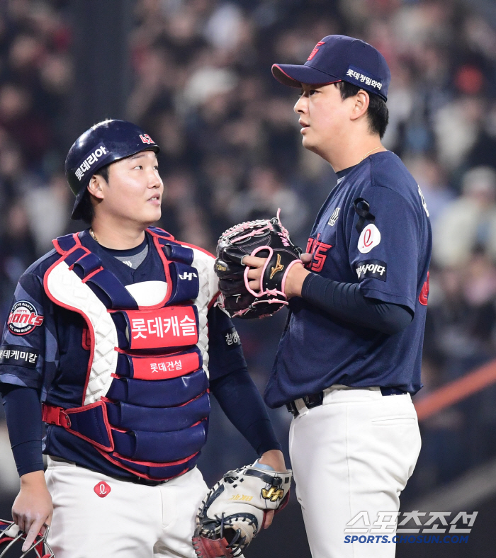 "오늘 잘 던졌는데…" 나균안부터 찾은 사령탑, 3연승의 기쁨보다 짙은 …