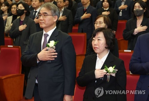 (서울=연합뉴스) 류영석 기자 = 정계선앞줄 오른쪽), 조한창 신임 헌법재판관이 2일 오전 서울 종로구 헌법재판소에서 열린 취임식 및 시무식에서 국기에 경례하고 있다. 2025.1.2 ondol@yna.co.kr