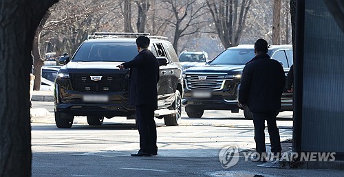 (과천=연합뉴스) 황광모 기자 = 윤석열 대통령 2차 체포영장 집행된 15일 오전 경기 정부과천청사 고위공직자범죄수사처로 윤 대통령이 탄 차량이 들어가고 있다. 2025.1.15 [공동취재] hkmpooh@yna.co.kr
