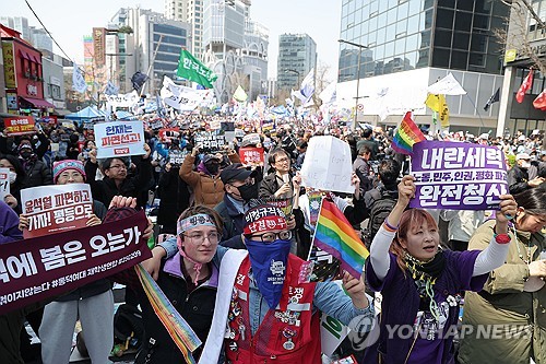 [尹파면] "코리아 무슨 일이죠?"…역사적 순간에 놀란 외국인들