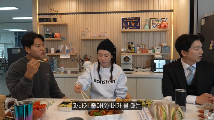 '속옷 CEO' 송지효, '탁구대→카페' 으리으리 회사 자랑...김종국 …