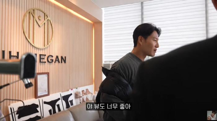 '속옷 CEO' 송지효, '탁구대→카페' 으리으리 회사 자랑...김종국 …