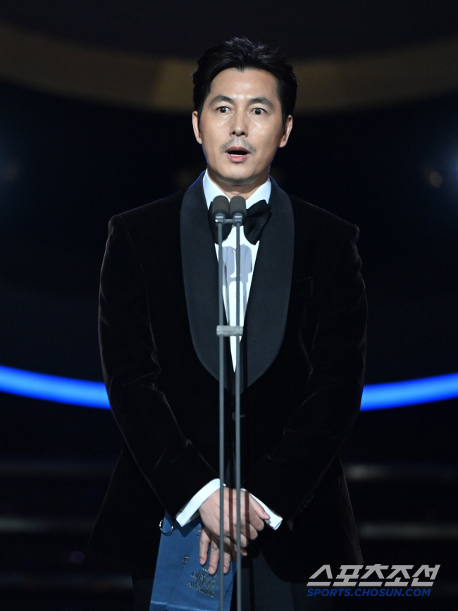 정우성 ‘혼외자 논란’ 후 첫 근황…이정재와 中 여배우 만남 포착