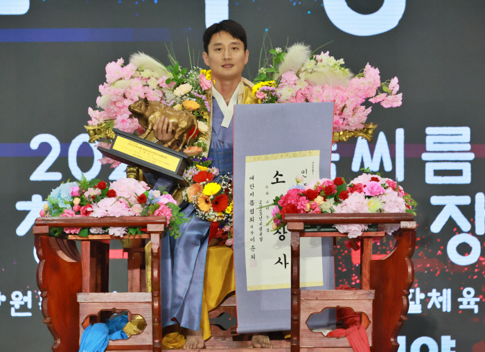 울주군청 김덕일, 소백장사 첫 등극