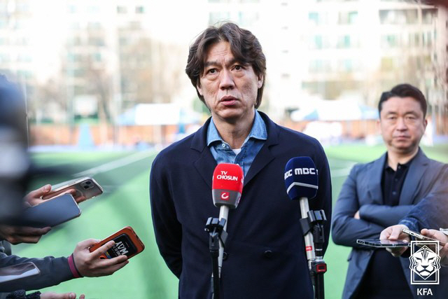 고교축구 현장 찾은 홍명보 감독 "어린 선수들 잘 성장해야 한국축구 발전…