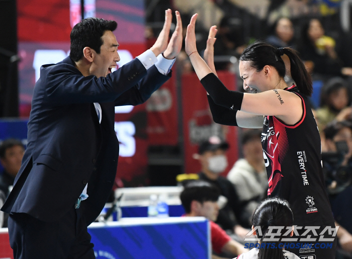 '김연경 선수, 1경기 더 해야죠' 정관장의 기적, 역대급 2세트 명승부, 기적의 리버스 스윕 '3차전 감격승' [대전 현장]
