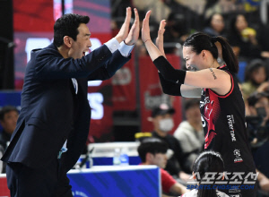 '김연경 선수, 1경기 더 해야죠' 정관장의 기적, 역대급 2세트 명승부, 기적의 리버스 스윕 '3차전 감격승' [대전 현장]