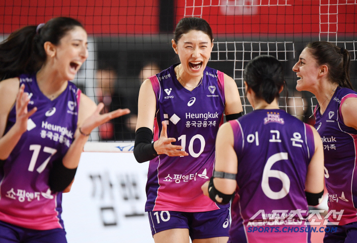 '김연경 선수, 1경기 더 해야죠' 정관장의 기적, 역대급 2세트 명승부…