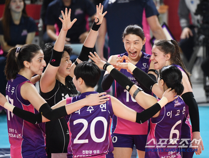 '김연경 선수, 1경기 더 해야죠' 정관장의 기적, 역대급 2세트 명승부…