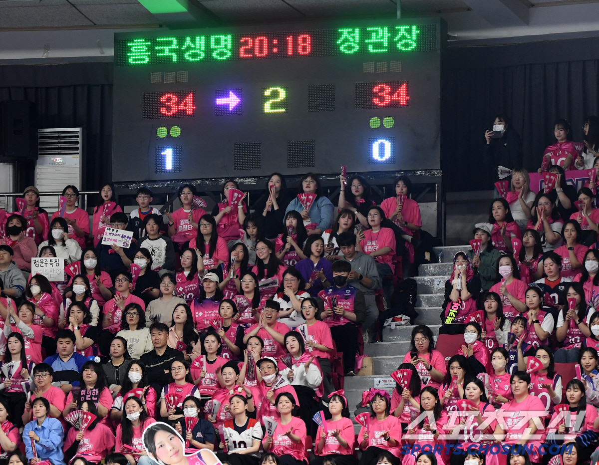 '김연경 선수, 1경기 더 해야죠' 정관장의 기적, 역대급 2세트 명승부…
