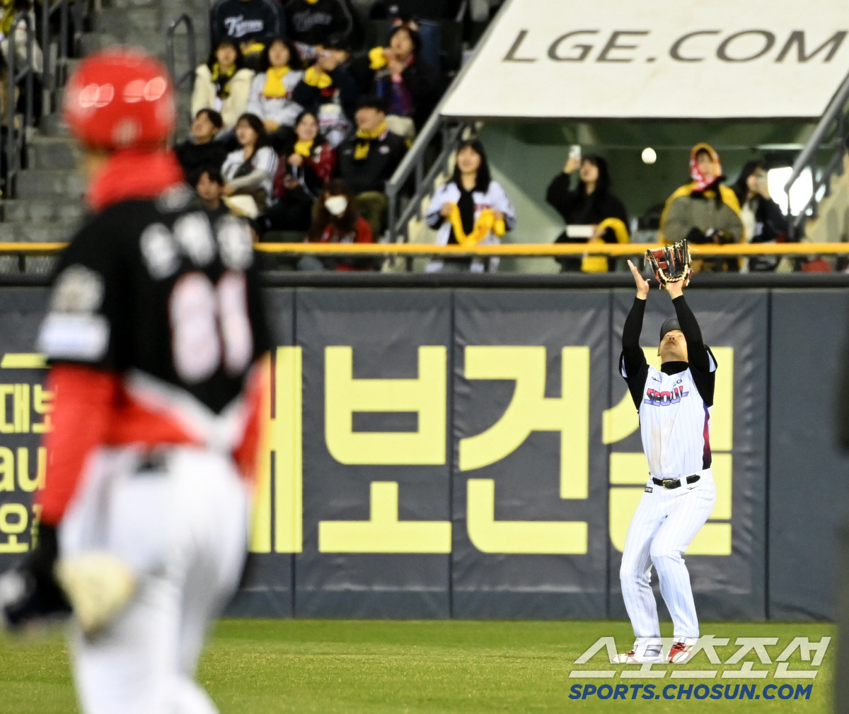 '그동안 감사했습니다' 장현식 90도 인사에 환호 보낸 KIA 팬들, 깔…