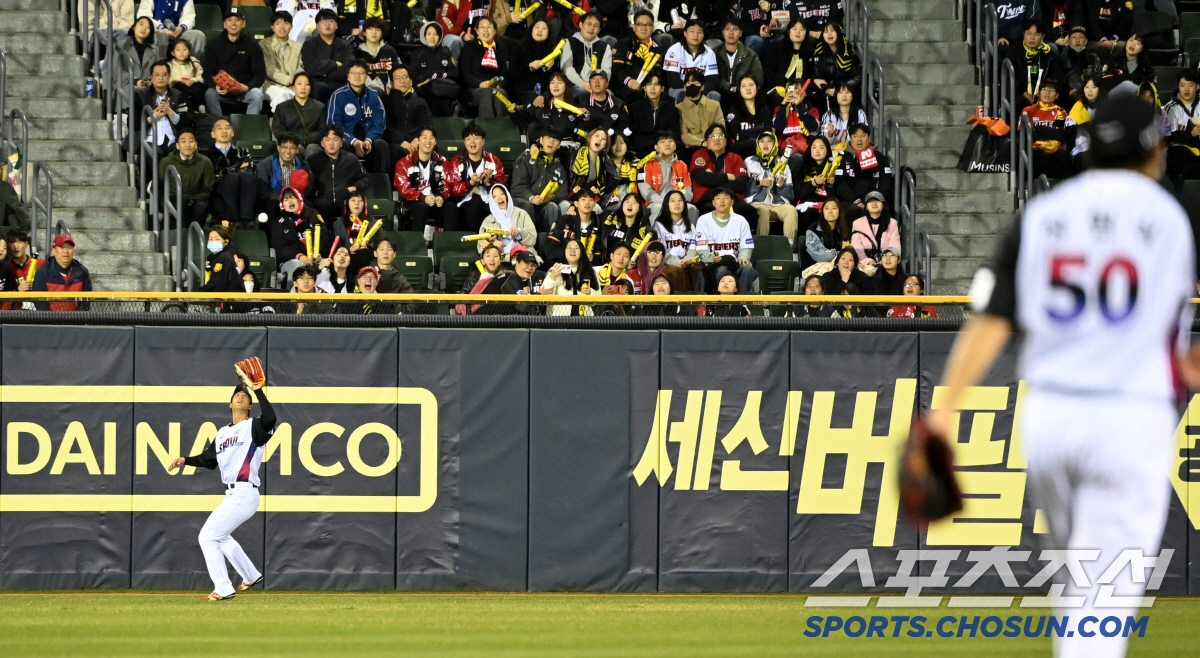 '그동안 감사했습니다' 장현식 90도 인사에 환호 보낸 KIA 팬들, 깔…