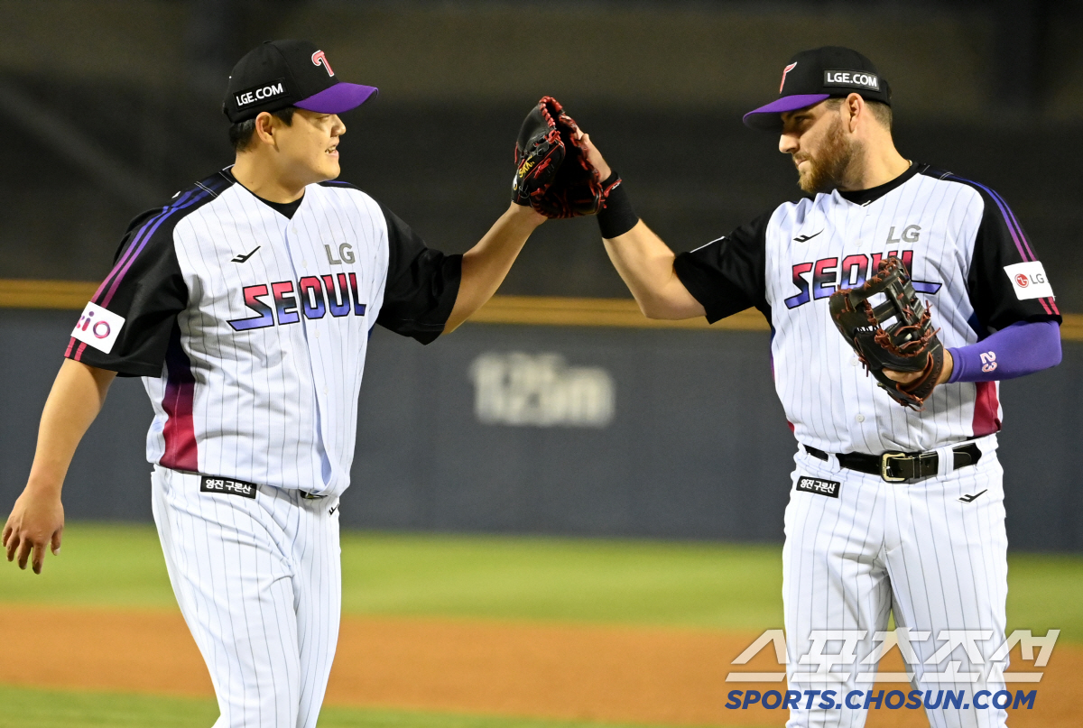 '그동안 감사했습니다' 장현식 90도 인사에 환호 보낸 KIA 팬들, 깔…