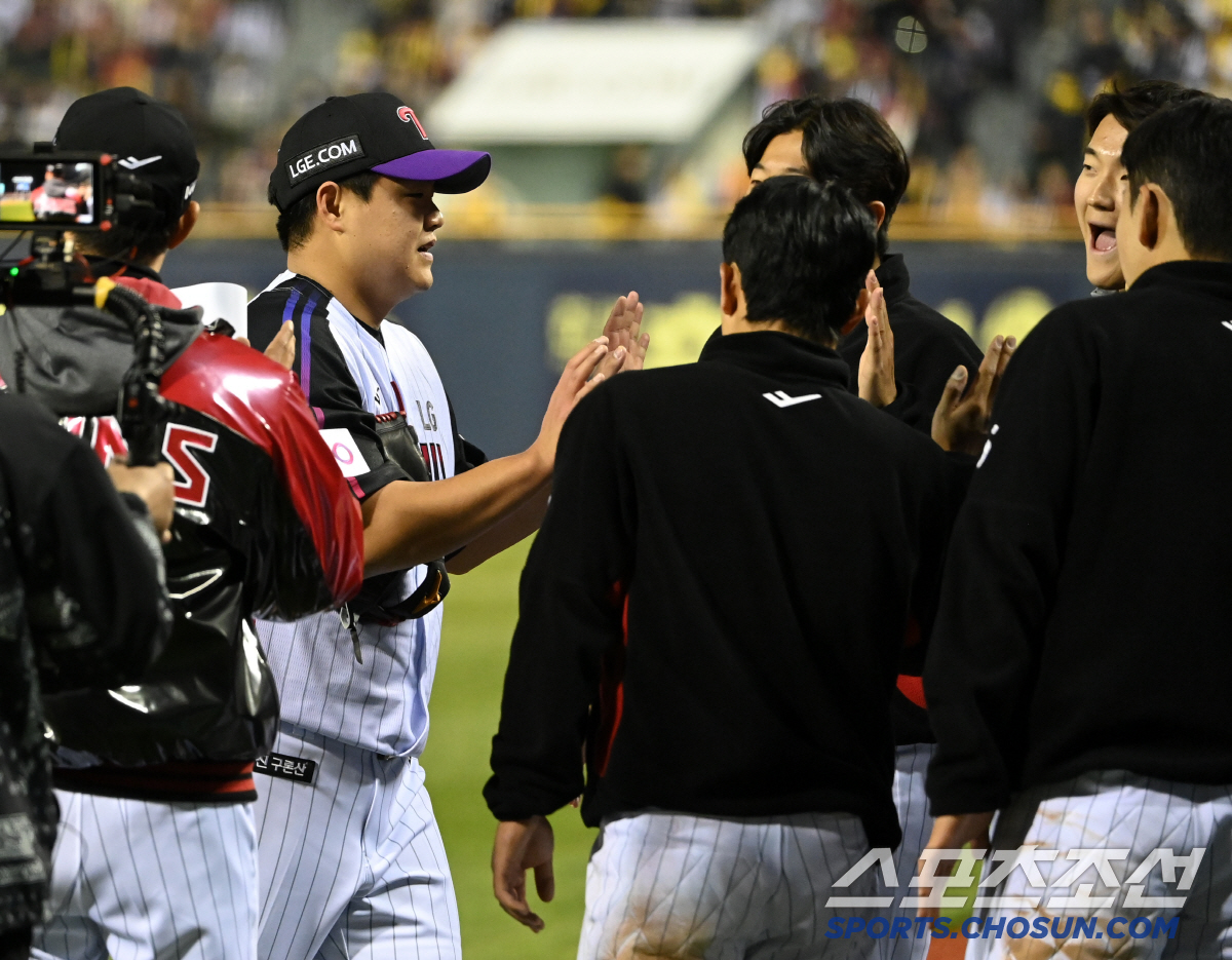 '그동안 감사했습니다' 장현식 90도 인사에 환호 보낸 KIA 팬들, 깔…