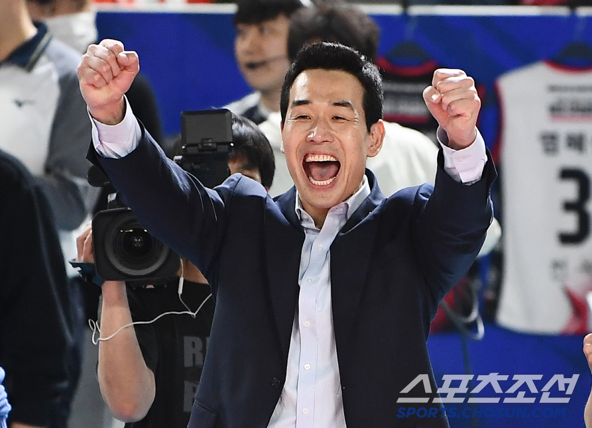 "역사에 남을 감동적인 경기" 목이 메인 감독...부상 병동, 선수들 투…