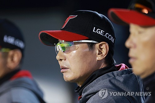 (서울=연합뉴스) 신현우 기자 = 26일 서울 잠실야구장에서 열린 프로야구 2025 신한 SOL 뱅크 KBO리그 한화 이글스와 LG 트윈스의 경기. LG 염경엽 감독이 경기를 지켜보고 있다. 2025.3.26 nowwego@yna.co.kr