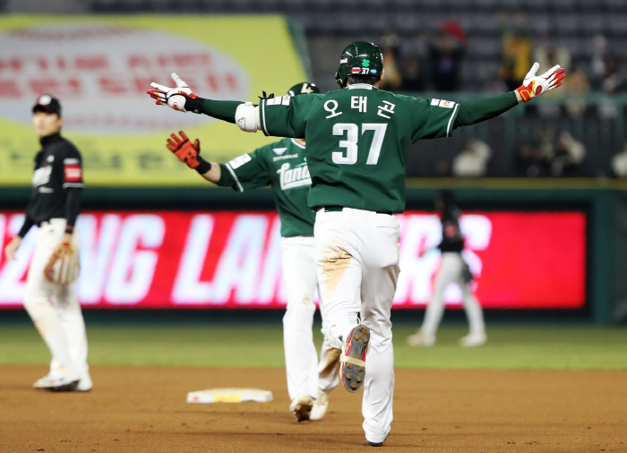 '미쳤다' 저번엔 결승포, 오늘은 끝내기! 34살에 만개하나, 18억 FA 아깝지가 않다